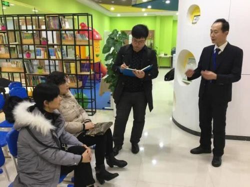 老師和家長交流孩子的學(xué)習(xí)所得