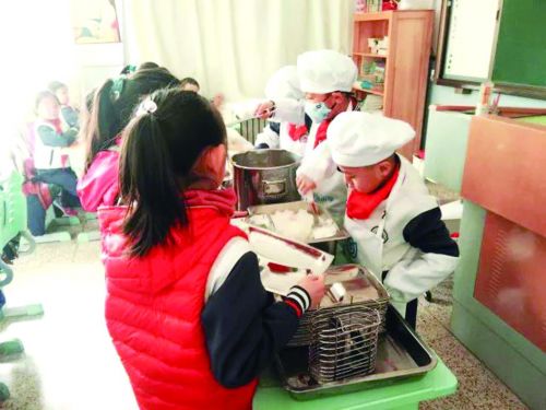 永宁路小学 用妈妈的情怀做好食堂工作