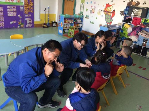 青能源華潤燃氣公司團員青年助教自閉癥兒童 關愛自閉癥1