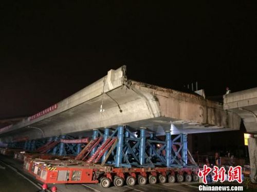 圖為正在整體移除中的橋梁 王洲 攝