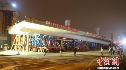 圖為橋梁正在整體移除 王洲 攝