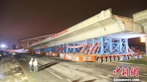 圖為正在整體移除中的橋梁 王洲 攝