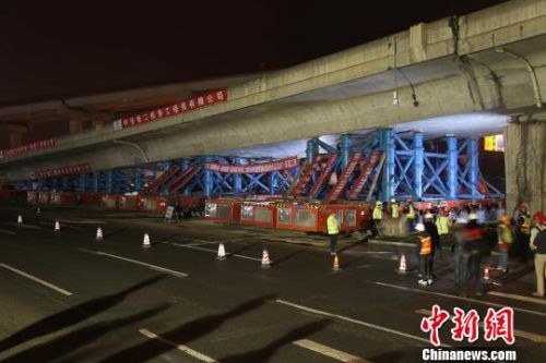 圖為施工人員正在安裝馱梁支撐系統 王洲 攝