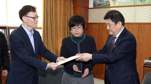 備注：柴永森（右）收到錦湖輪胎職員代表轉...