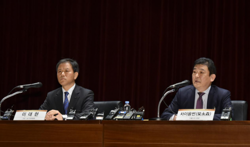 備注：柴永森（右）在韓國媒體見面會上就相...
