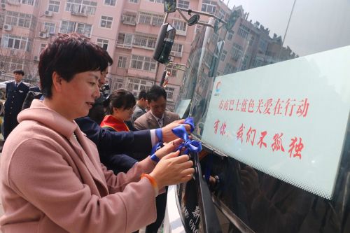 系上表示鼓勵、關懷和愛的藍絲帶。盛軍 攝