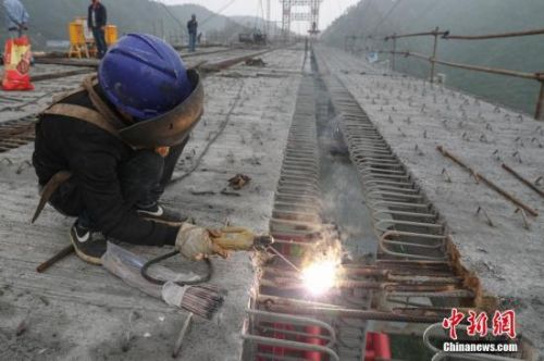 資料圖：2017年5月1日，工人在橋面上進(jìn)行焊接作業(yè)。<a target='_blank' >中新社</a>記者 賀俊怡 攝