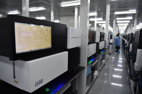 2017年7月13日，工作人員在位于深圳的中國國家基因庫操作基因測序儀測序。