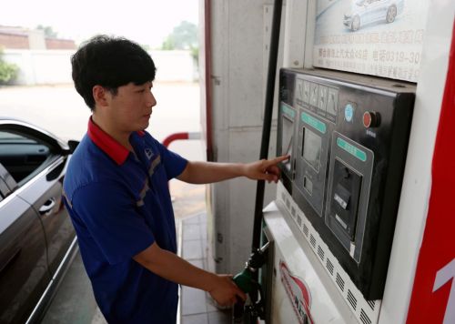 5月25日，河北省邢臺市任縣一加油站的工作人員在給車輛加油。