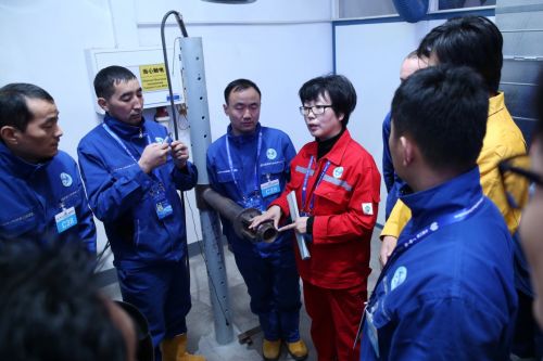 017年11月10日，在河北廊坊舉行的中國(guó)工會(huì)&ldquo;一帶一路&rdquo;人文交流&mdash;&mdash;上合組織國(guó)家職工技能大賽比賽前，裁判向選手們講解注意事項(xiàng)。