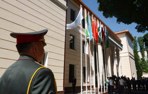 2017年6月15日，上海合作組織地區(qū)反恐怖機(jī)構(gòu)執(zhí)委會(huì)在烏茲別克斯坦首都塔什干舉行印度和巴基斯坦國(guó)旗升旗儀式，迎接兩個(gè)新成員的加入。