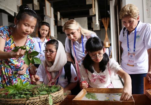 2017年8月15日，&ldquo;魅力非遺&mdash;&mdash;第二屆上海合作組織夏令營(yíng)&middot;非物質(zhì)文化遺產(chǎn)交流體驗(yàn)&rdquo;活動(dòng)在貴州省黔東南苗族侗族自治州丹寨縣萬達(dá)小鎮(zhèn)舉行。這是外國(guó)手工藝人在古法造紙?bào)w驗(yàn)館了解花草紙的制作過程。