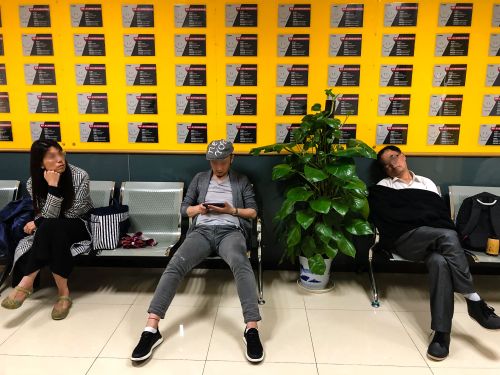 5月25日（周五）晚21時(shí)許，南京一家全國連鎖培訓(xùn)機(jī)構(gòu)的教學(xué)點(diǎn)內(nèi)，家長在等候?qū)W生下課。