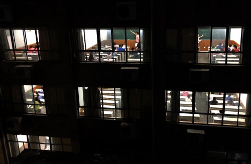 5月26日（周六），南京一家知名的連鎖教育培訓(xùn)機(jī)構(gòu)的教學(xué)點(diǎn)對學(xué)生進(jìn)行夜班輔導(dǎo)培訓(xùn)