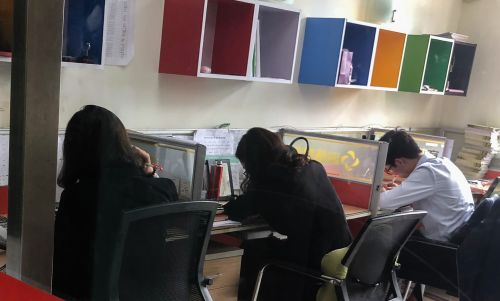 5月27日（星期日），南京一家小型校外培訓(xùn)機(jī)構(gòu)內(nèi)，培訓(xùn)人員在備課。