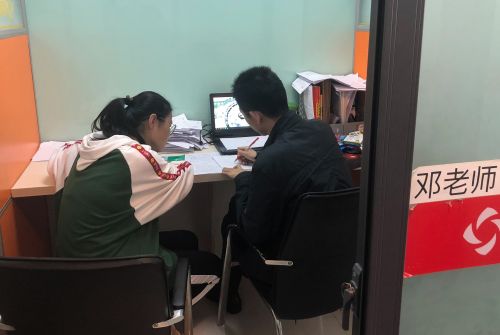 5月27日（星期日），南京一家小型校外培訓(xùn)機(jī)構(gòu)內(nèi)，一名學(xué)生在接受&ldquo;一對一&rdquo;課外輔導(dǎo)。