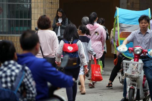 5月27日（周日），參加校外輔導(dǎo)的學(xué)生一大早就被家長送進(jìn)培訓(xùn)機(jī)構(gòu)。