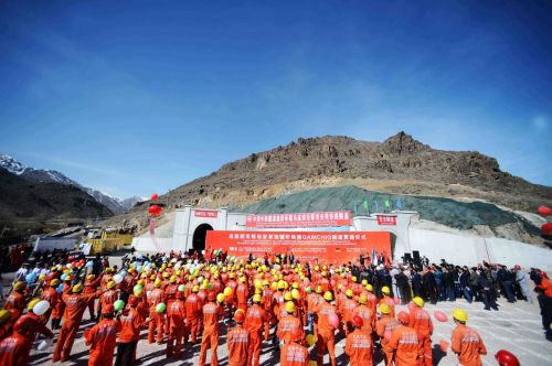 這是2016年2月27日在烏茲別克斯坦&ldquo;安格連&mdash;帕普&rdquo;鐵路卡姆奇克隧道出口拍攝的全隧貫通儀式現場。