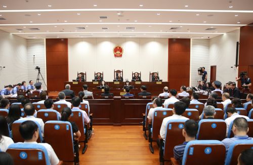 6月13日至14日，最高人民法院在第一巡回法庭大法庭公開(kāi)開(kāi)庭審理顧雛軍等虛報(bào)注冊(cè)資本，違規(guī)披露、不披露重要信息，挪用資金再審一案