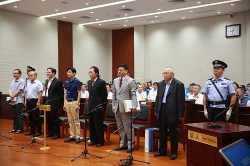 6月13日至14日，最高人民法院在第一巡回法庭大法庭公開(kāi)開(kāi)庭審理顧雛軍（前右二）等虛報(bào)注冊(cè)資本，違規(guī)披露、不披露重要信息，挪用資金再審一案。