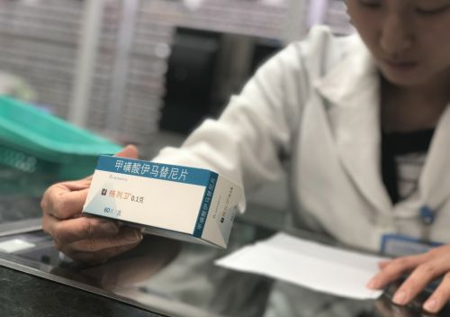 廣東省人民醫院藥師遵照醫囑核對抗癌藥物（7月19日攝）。