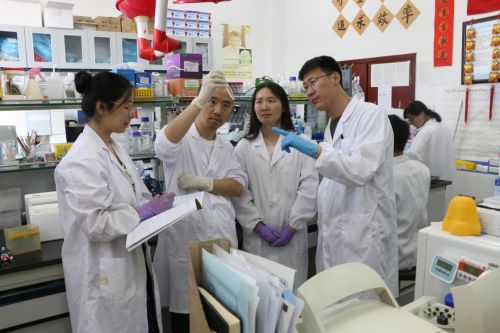 7月13日，中科院合肥物質科學研究院研究員劉青松（左四）與同事們在實驗室工作。