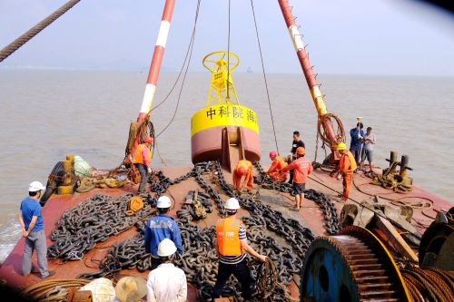 工作人員緊張進行浮標布放工作