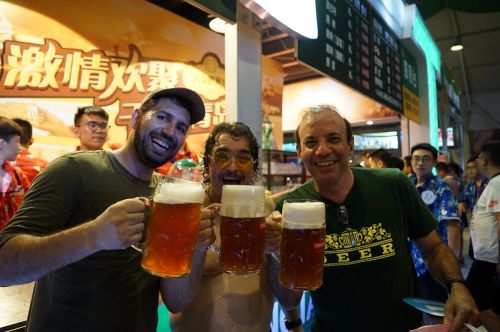 配圖5：青啤大篷內(nèi)的啤酒客