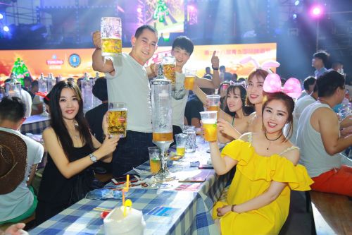 配圖8：消費者暢飲青啤純生