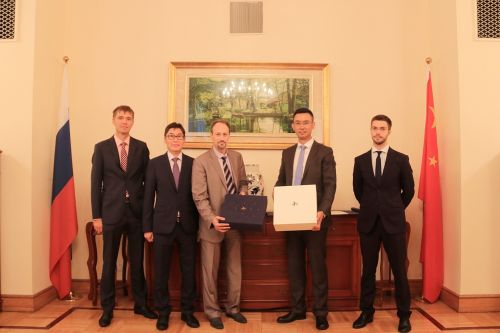 01頤中皇冠假日酒店向俄羅斯大使館贈予&ldquo;上合和餅&rdquo;。