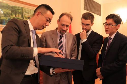 02為俄羅斯使館代表介紹&ldquo;和餅&rdquo;產(chǎn)品。