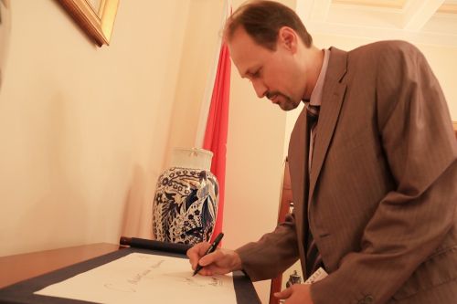 03俄羅斯使館代表伊萬在卷軸上題字送上最真摯的祝福。