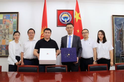 04向吉爾吉斯斯坦使館代表送上&ldquo;和餅&rdquo;產(chǎn)品。