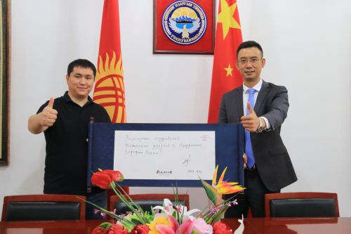 05吉爾吉斯斯坦使館代表&ldquo;祝中國朋友們中秋快樂！&rdquo;。