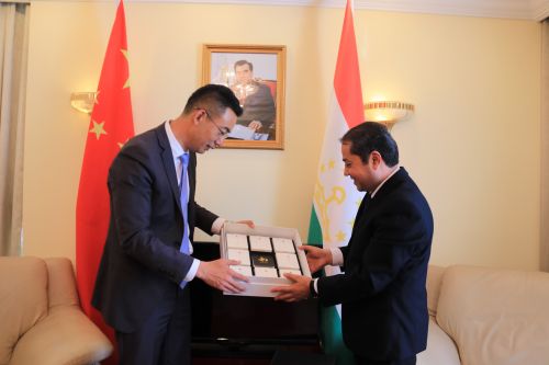 06為塔吉克斯坦政務(wù)高級參贊穆罕穆德介紹&ldquo;和餅&rdquo;產(chǎn)品。