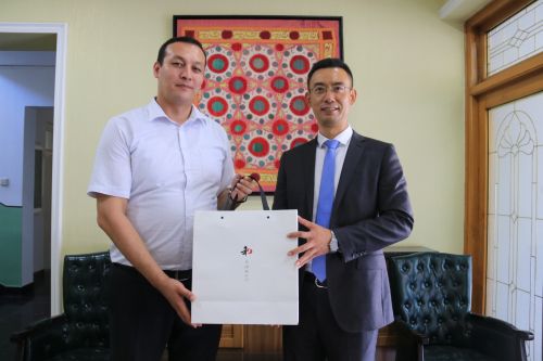 07向烏茲別克斯坦使館代表贈送&ldquo;和餅&rdquo;