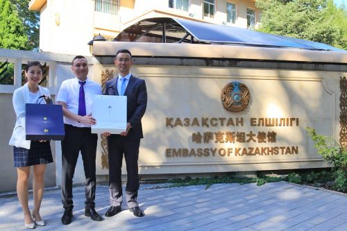 08哈薩克斯坦使館代表給予&ldquo;和餅&rdquo;產(chǎn)品高度評價。