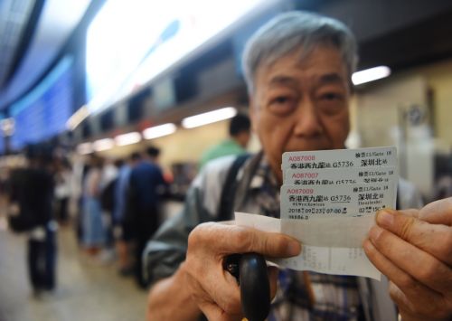 9月10日，在香港西九龍站，70歲的梁老伯展示剛剛購買的從香港西九龍到深圳北的高鐵車票。