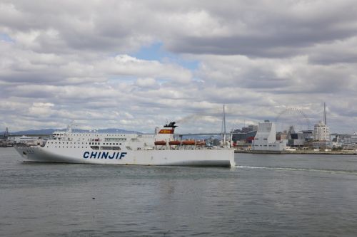  9月11日，在日本大阪，&ldquo;新鑒真&rdquo;號渡輪駛離港口。 新華社記者杜瀟逸攝