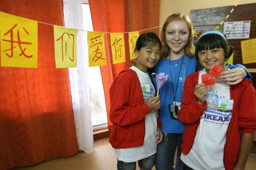 2008年7月21日，在&ldquo;海洋&rdquo;全俄兒童中心，兩個中國小姑娘和她們的折紙課老師合影留念。 新華社記者鄭悅攝