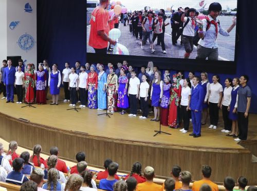  9月12日，曾經(jīng)在&ldquo;海洋&rdquo;全俄兒童中心療養(yǎng)的四川地震災(zāi)區(qū)學(xué)生代表和中心教職工合唱《感恩的心》。 新華社記者謝環(huán)馳攝