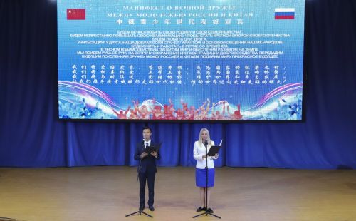  9月12日，汶川地震后曾在兒童中心療養(yǎng)的北川男孩席浚斐（左）和中心輔導(dǎo)員娜塔莉亞共同宣讀《中俄青少年世代友好宣言》。新華社記者謝環(huán)馳攝