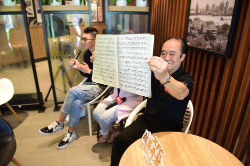 畢教授展示當(dāng)年工整地酷似印刷體的手抄琴譜，雖然當(dāng)時(shí)條件有限也擋不住熱愛(ài)的心