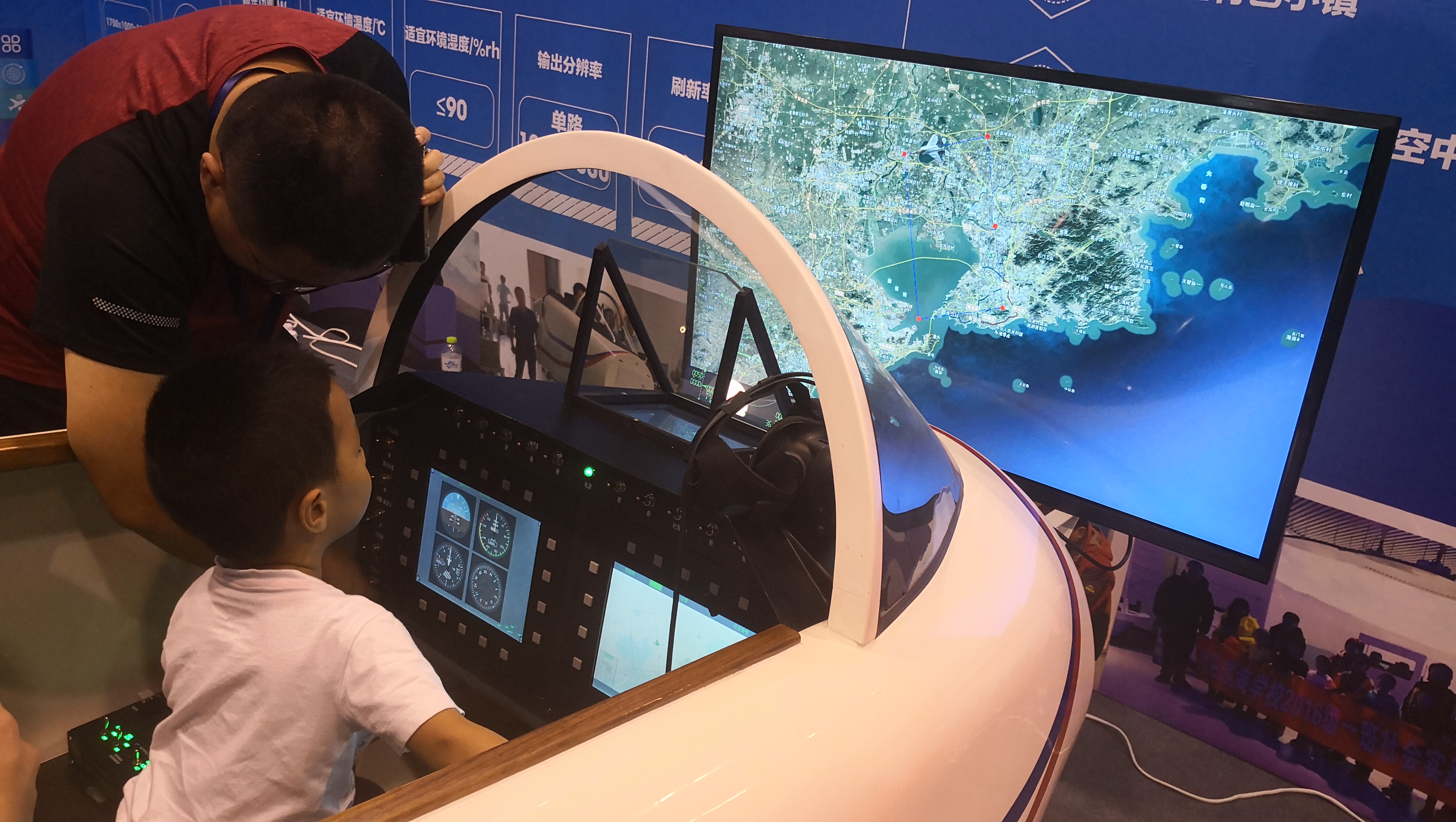 参观者体验歌尔集团展出的VR滑翔伞记者 马艺峰摄