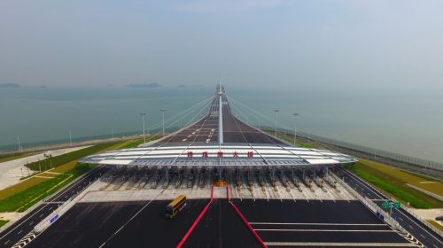 10月24日，巴士從港珠澳大橋收費廣場駛出（無人機拍攝）。