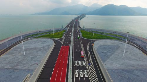 10月24日，車輛從東人工島出隧道后，向香港方向行駛（無人機拍攝）。