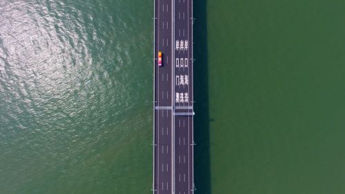 10月24日，一輛巴士行駛在港珠澳大橋上（無人機拍攝）。