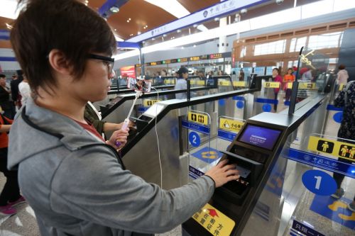 10月24日，一名男子手持自拍桿在自助通道過關。