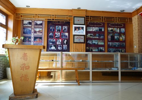 一樓大廳文化墻及老物件展柜