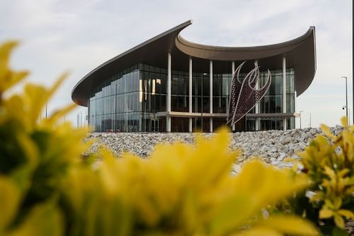 這是在巴布亞新幾內亞莫爾茲比港拍攝的APEC大廈（11月11日攝）。